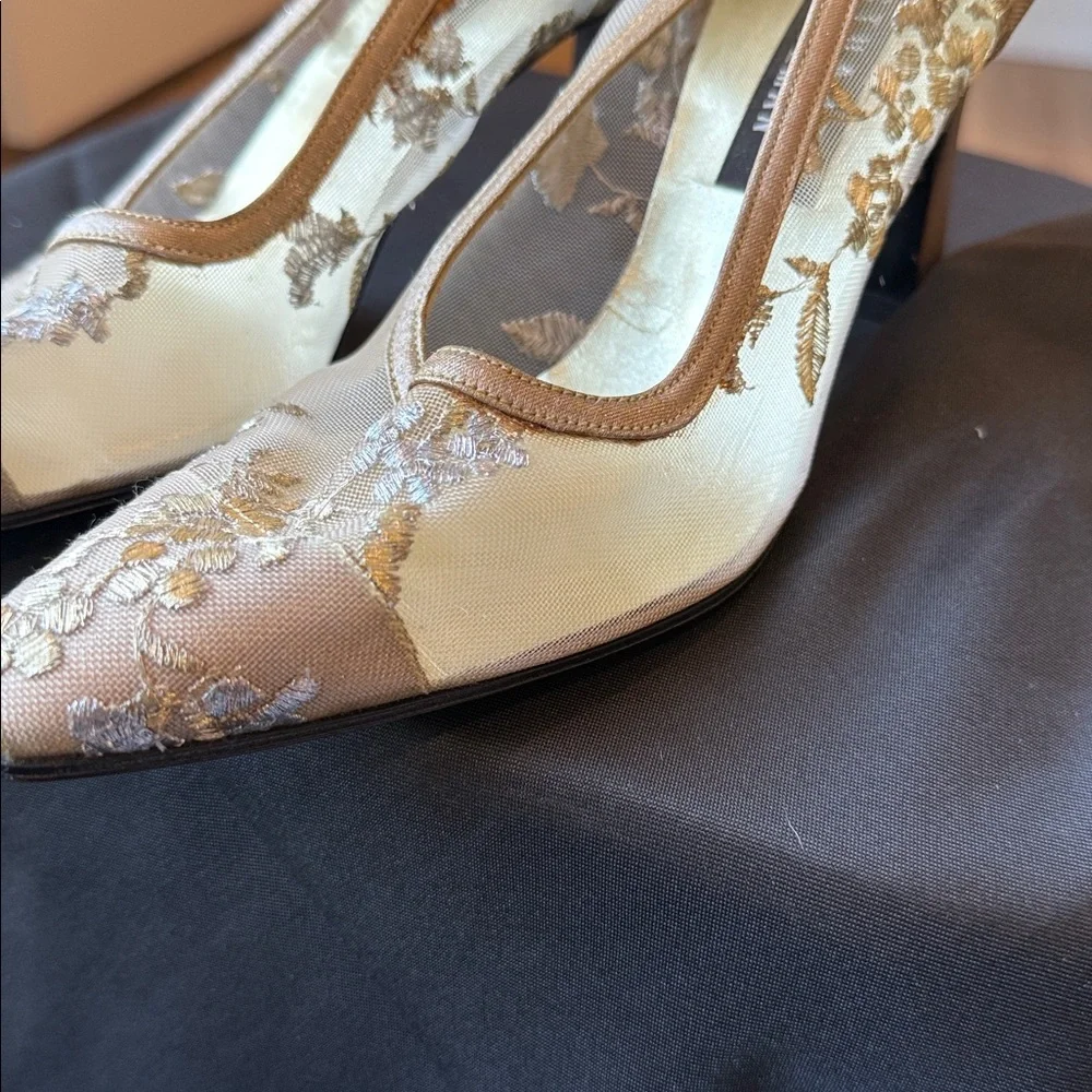 Stuart Weitzman Ivory Floral Lace Pointed-Toe Pumps - Picture 6 of 9